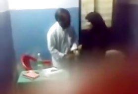 Khó khăn, bác sĩ lahore gọi cô gái khiêu dâm trực tuyến