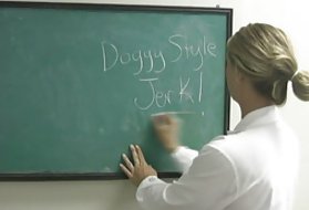 60 mẹ khiêu dâm cong qua thủ dâm. khiêu dâm theo dõi cô gái