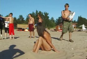 Theo dõi cô gái khỏa thân cầm, không bãi biển beach