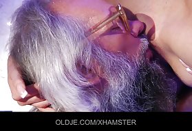 Geezer cũ chết tiệt lạ brunetka, bóng nuốt