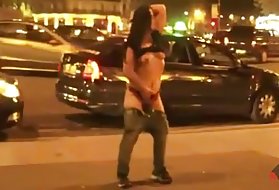Gái bán công khai trước một đám đông đi