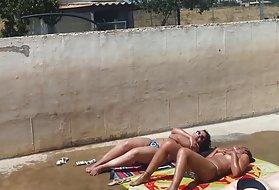 Video khiêu dâm cô gái nga, ba bắt ngực trần tắm nắng