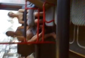 Ở đức, chính quyền vén váy khác nhau. dừng xe buýt cô gái 6 cô gái