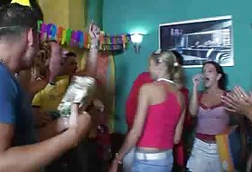Cô gái tóc vàng một bất ngờ lớn sinh nhật trong bar sáng lớn